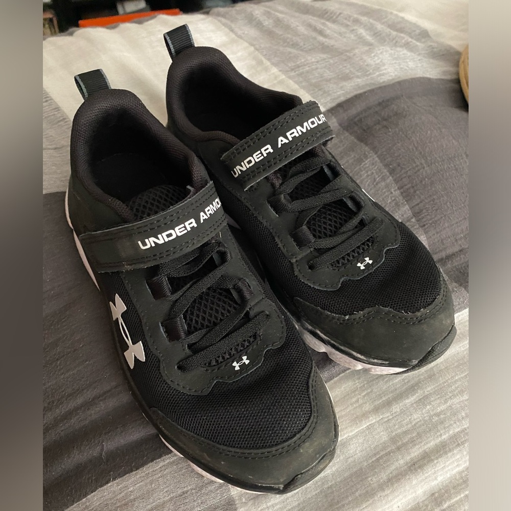 Youth Boys 2.5 Under Armour Shoes